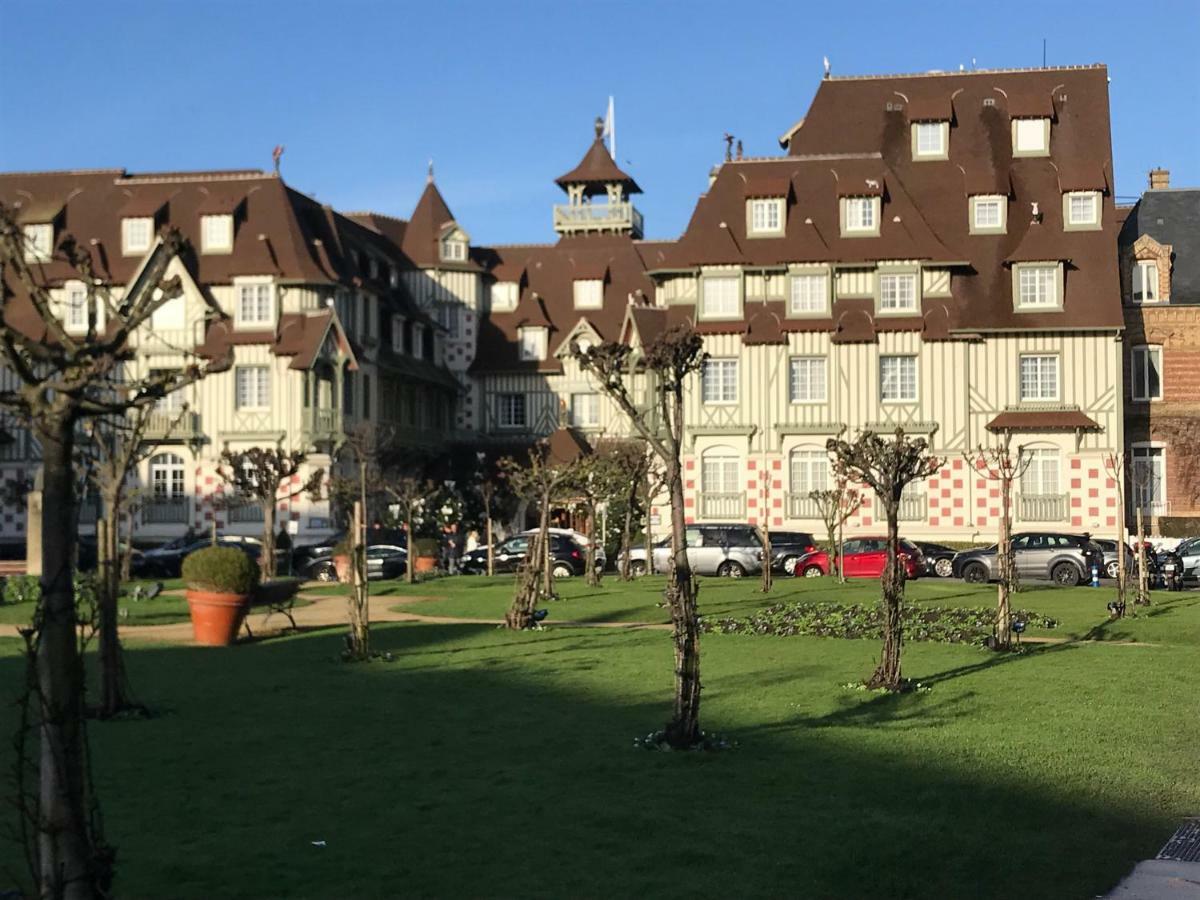 Le Royal Apartment Deauville Exterior photo